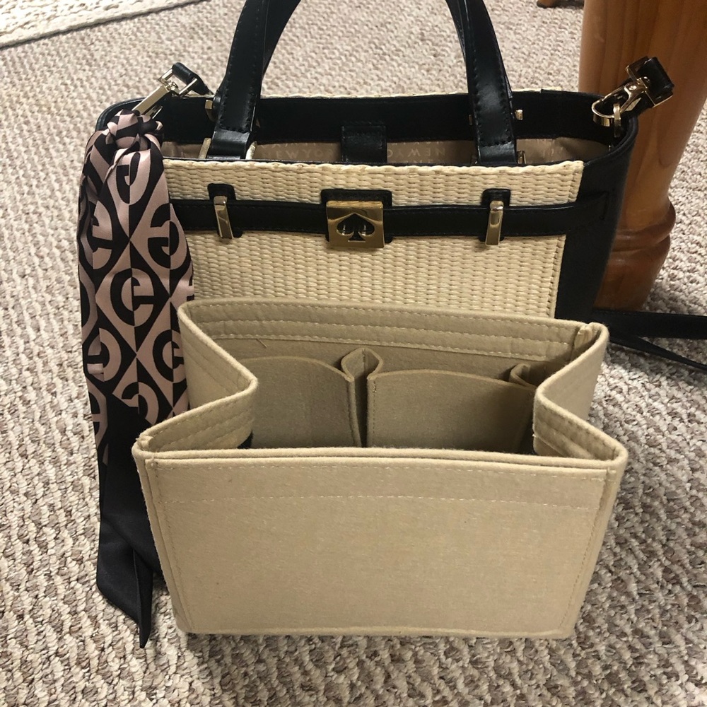 Elegant Black and Cream Handbag - Picture 6 of 13